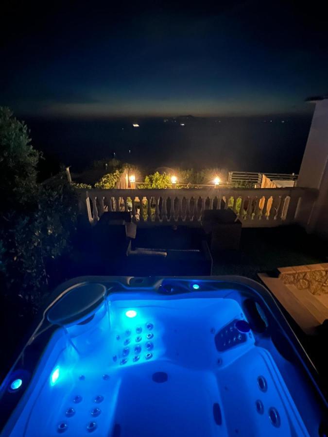Deluxe Suite Spa Bath,1250747929:JPEG
